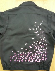 作業ブルゾンに桜吹雪の刺繍です。サムネイル